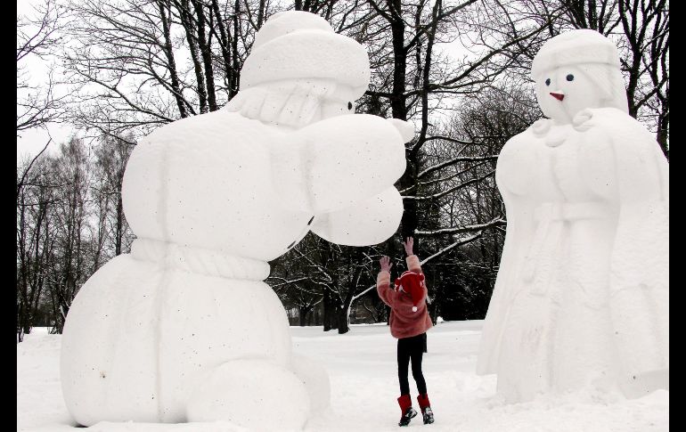 Esculturas de muñecos de nieve se alzan en Dobele, Letonia. Todos los años, la localidad celebra la única reunión de muñecos de nieve en Europa, con una variedad de obras de arte. EFE/T. Kalnins