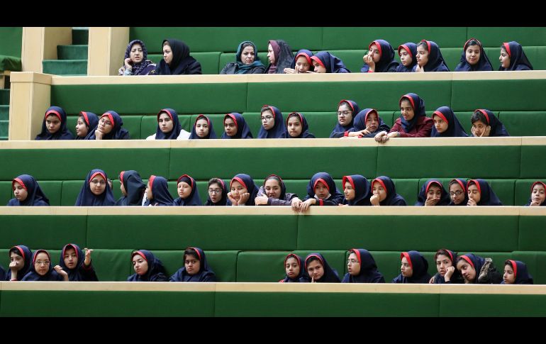 Estudiantes escuchan al presidente iraní Hassan Rouhani pronunciar su discurso sobre el presupuesto del Año Nuevo iraní, durante la sesión parlamentaria en Teherán, Irán. EFE/A. Taherkenareh