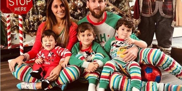 Messi y familia causan furor con una foto navide&ntilde;a