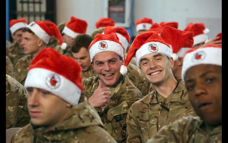 Fuerzas de la OTAN y de Estados Unidos posan para una foto en una ceremonia por la Navidad en Kabul, Afganistán. AP/R. Gul