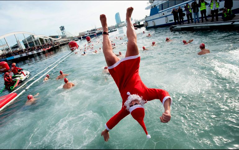 Un participante en la Copa Nadal, que celebra su 109 edición en el puerto español de Barcelona, se lanza al agua en la competencia de natación del día de Navidad. AFP/J. Lago