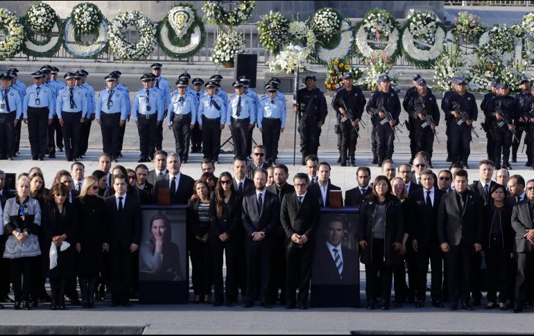 Las coronas de flores y las fotografías de las cinco víctimas del accidente enmarcaron el adiós de la pareja. NTX/C. Pacheco