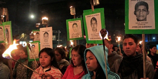Padres de los normalistas de Ayotzinapa marchan en CDMX