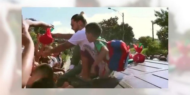 Maluma reparte regalos y abrazos en barrios de Medell&iacute;n