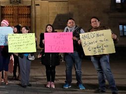 Portando un cartel con la leyenda 