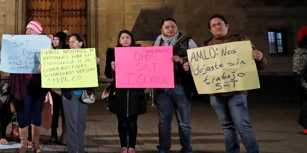 "Nos amargaron la Navidad", dice trabajadora despedida del SAT