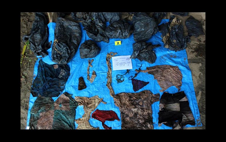 Prendas de vestir encontradas en una fosa en Veracruz con por lo menos 166 cráneos, todos ellos con una antigüedad de 2 años de su muerte, según informaron autoridades estatales el 6 de septiembre. EFE/Fiscalía General del Estado de Veracruz