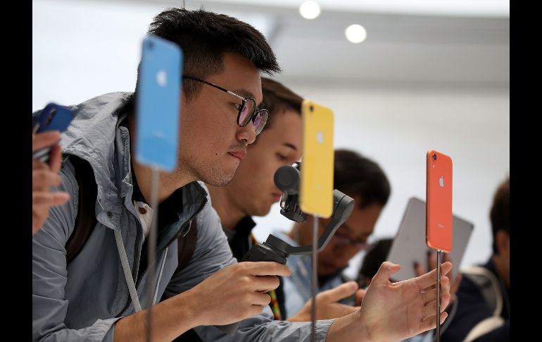 Visitantes inspeccionan los nuevos iPhone XR en una presentación especial de Apple en la ciudad estadounidense de Cupertino, el 12 de septiembre. AFP/J. Sullivan