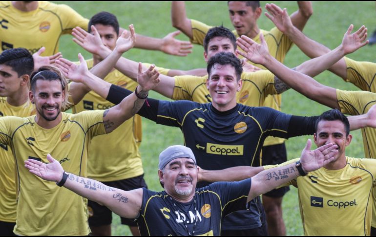 Diego Maradona (c), ex astro argentino del futbol, dirige su primer entrenamiento como técnico del equipo mexicano Dorados en Culiacán, Sinaloa, el 10 de septiembre. AFP/P. Pardo