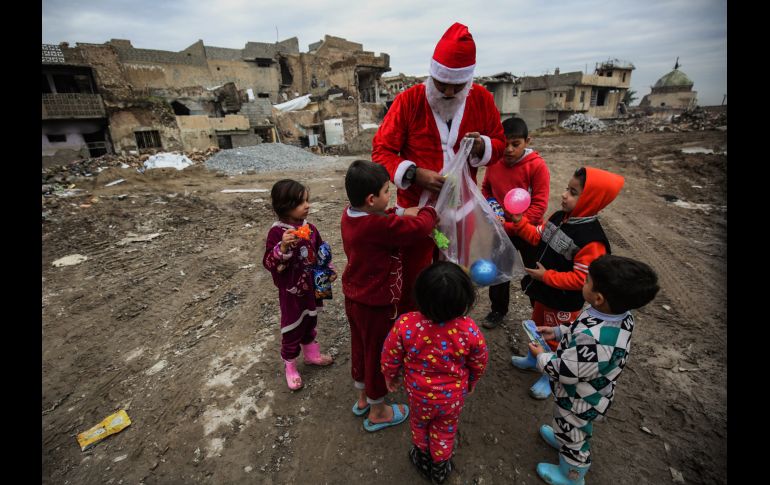 Niños reciben regalos en la ciudad vieja de Mosul, Iraq. AFP/A. Al-Rubaye