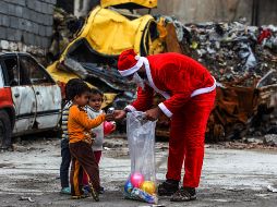 Fotogalería: Santa Claus lleva regalos a zona devastada de Iraq