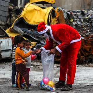 Fotogalería: Santa Claus lleva regalos a zona devastada de Iraq