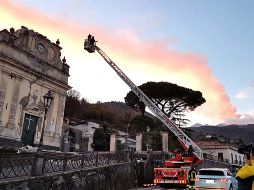 Varios bomberos aseguran la fachada de una iglesia tras un terremoto en Fleri, Catania. EFE/O. Scardino
