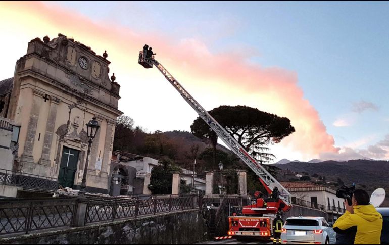 Varios bomberos aseguran la fachada de una iglesia tras un terremoto en Fleri, Catania. EFE/O. Scardino