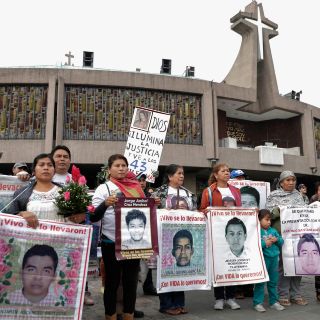 Marchan a la Basílica de Guadalupe con motivo del caso Ayotzinapa