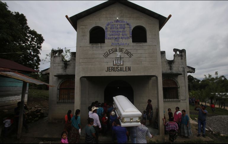 Varias personas cargan el féretro de la menor Jakelin Caal Maquín a su llegada a la iglesia de la comunidad de San Antonio Secortéz. EFE/E. Bercián