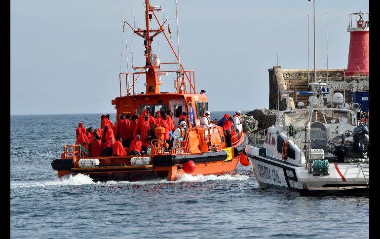 Llegan al puerto español de Almería las 53 personas de origen subsahariano, tras ser rescatadas hoy por Salvamento Marítimo cuando viajaban en una embarcación neumática a motor en aguas del mar de Alborán. EFE/C. Barba
