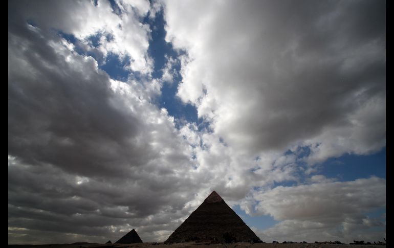 Las nubes cubren el cielo junto a las pirámides de Giza, en Egipto. EFE/ K. Elfiqi