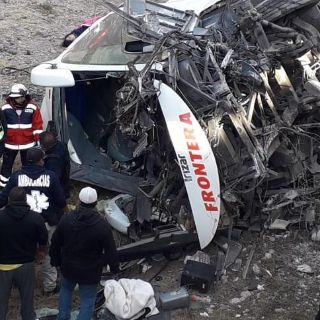 Volcadura de autobús en SLP deja al menos cuatro muertos y 35 lesionados