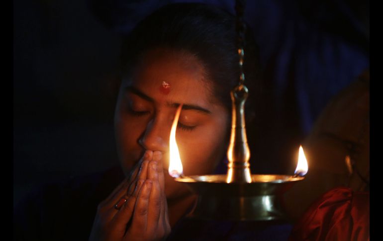 Una joven adora a la deidad hindú Aiyappa Swami, druante el festival Mandalam Makar Vilakku en Bhopal, India. AFP/G. Nayar