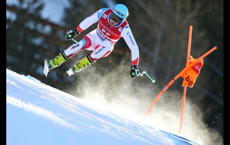 El suizo Patrick Kueng entrena en el marco de la Copa Mundial de esquí en Bormio, Italia. AP/M. Trovati