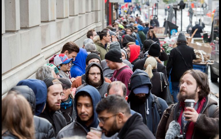 Personas hacen fila para comprar productos de mariguana en una tienda en Montreal, Canadá, el 17 de octubre, tras la legalización de la droga en el país. AP/The Canadian Press/G. Hughes