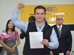 De la Garza Santos acudió a la Comisión Municipal Electoral (CME) para recibir el documento. SUN