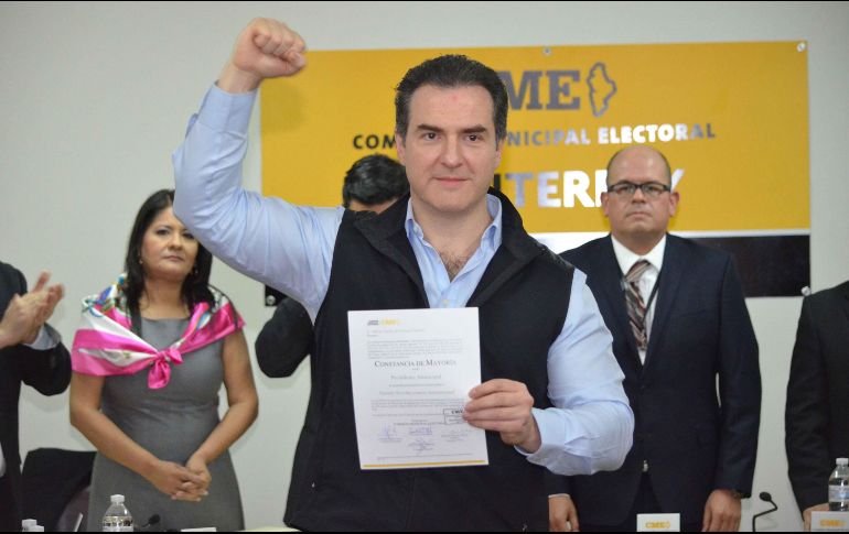 De la Garza Santos acudió a la Comisión Municipal Electoral (CME) para recibir el documento. SUN
