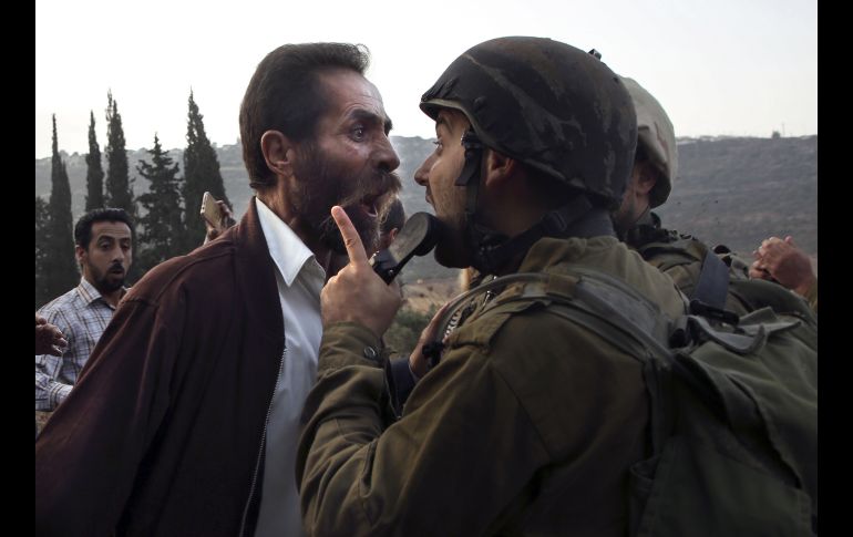 Un palestino discute con un soldado israelí durante enfrentamientos en As-Sawiyah, Cisjordania, por la orden de Israel de cerrar una escuela palestina el 15 de octubre. AFP/J. Ashtiyeh