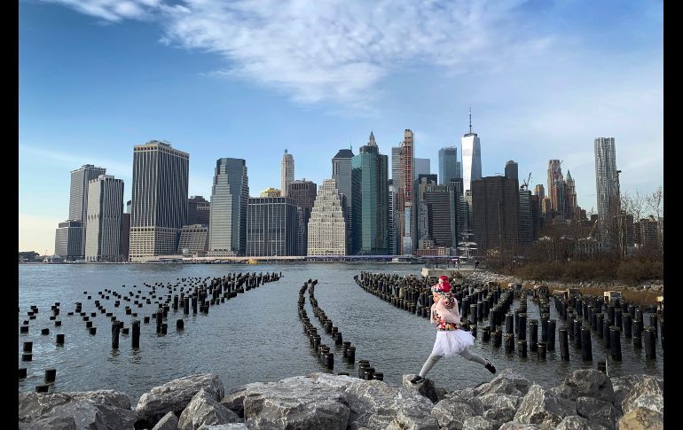 Una niña salta en el parque del Puente de Brooklyn en Nueva York, Estados Unidos. AP/W. Maye-E