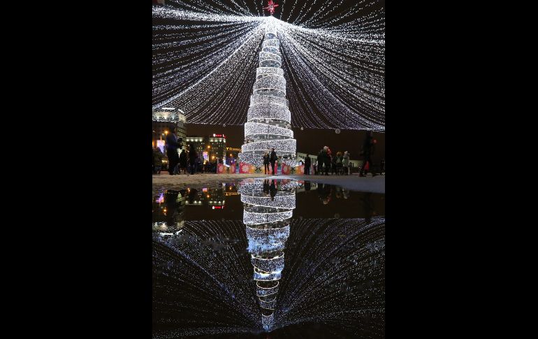 Un árbol con iluminación para el Año Nuevo en Minks, Bielorrusia. EFE/T. Zenkovich