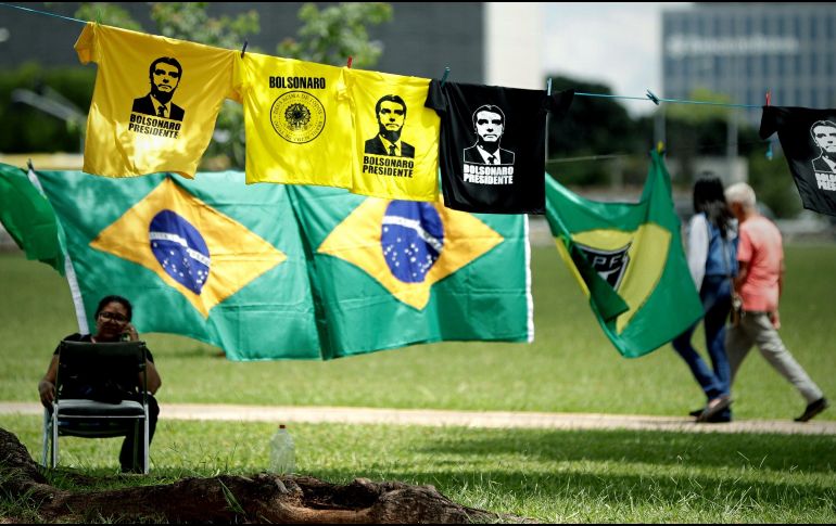 Una mujer vende camisetas con la imagen del presidente electo de Brasil, Jair Bolsonaro, en la Explanada de los Ministerios. EFE/F. Bizerra