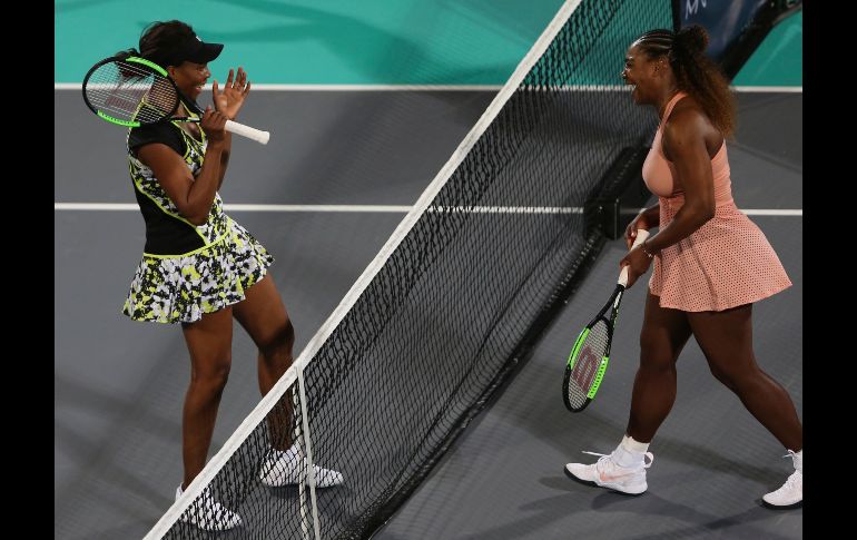 La estadounidense Venus Williams (i) festeja tras derrotar a su hermana Serena, en el primer día del campeonato mundial de tenis Mubadala, disputado en Abu Dhabi, Emiratos Árabes Unidos. AP/K. Jebreili