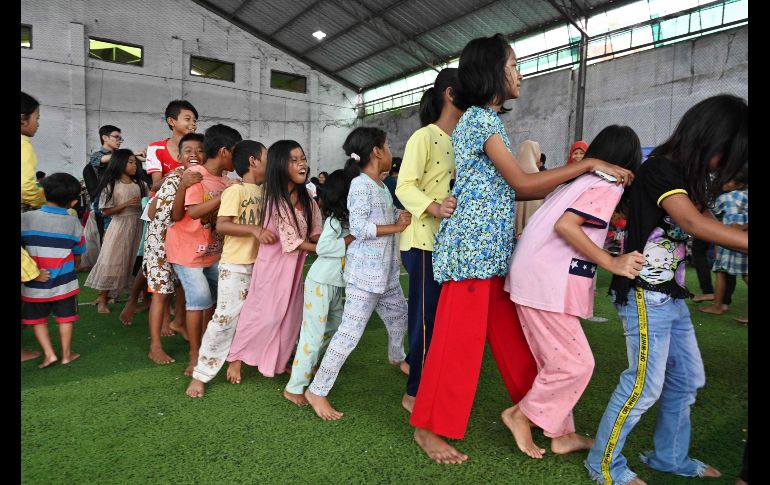 Los menores participan en un taller que trata de aliviar el trauma generado por el tsunami. AFP/A. Berry