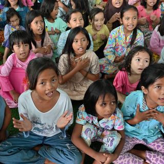 Recetan juegos a los niños tras el tsunami en Indonesia
