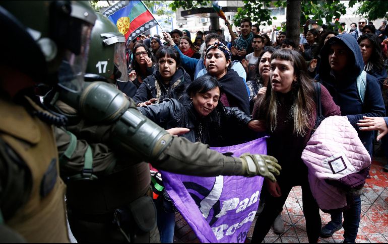Los enfrentamientos terminaron con al menos diez detenidos y con cinco policías heridos. EFE/ARCHIVO