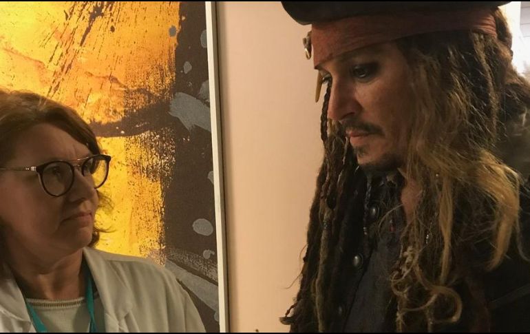 No es la primera vez que Depp se enfunda el traje de Sparrow fuera de la gran pantalla. El actor, de 55 años, dejó boquiabiertos en el pasado a niños ingresados en Vancouver, Londres o Brisbane. TWITTER/ @institut_curie