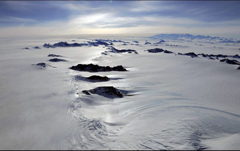 Comunmente y da cuerdo con investigaciones, las capas de hielo polar crecen a través de la acumulación de nieve y disminuyen por la fusión y la producción de icebergs. EFE / ARCHIVO