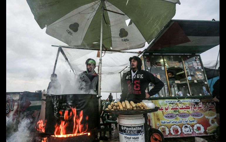 Palestinos cuecen elotes como parte de los aperitivos para manifestantes cerca de la frontera con Israel, al este de la ciudad de Gaza. AFP/M. Hams