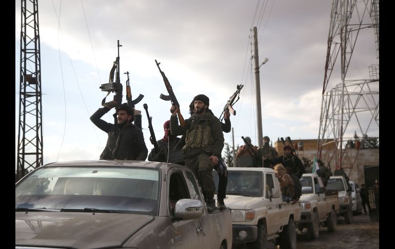 Combatientes sirios respaldados por Turquía se congregan en Sajour, Siria. AFP/B. Alkasem
