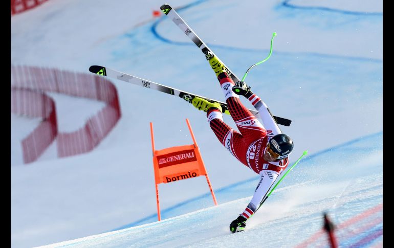 El austriaco Johannes Kroell cae durante una competencia del Copa Mundial de esquí alpino en Bormio, en los Alpes italianos. AFP/M. Medina