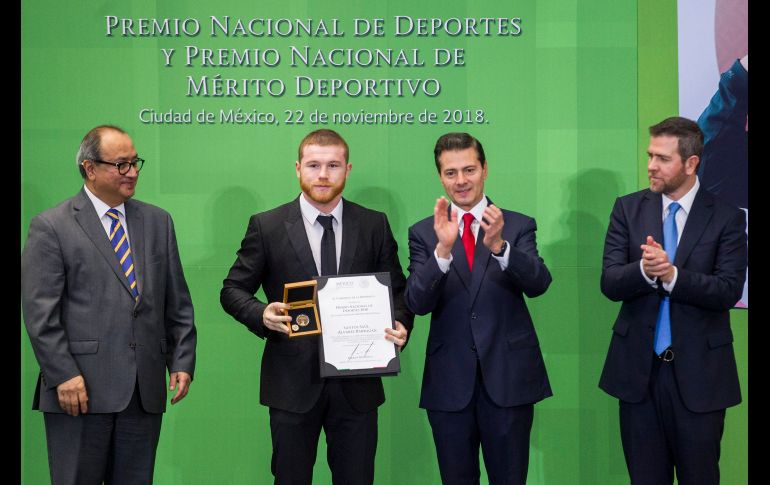 El Presidente Enrique Peña Nieto entrega al boxeador Saúl 