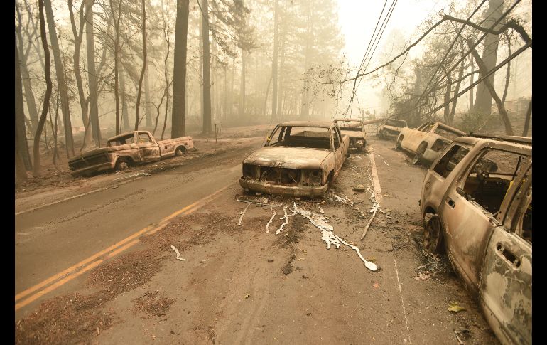 Vehículos quemados que quedaron varados en un camino en Paradise, California, se ven el 10 de noviembre. El incendio 