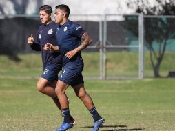 Los futbolistas ya portaron sus nuevos dorsales durante las sesiones de entrenamiento. TWITTER/@Chivas