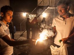 El uso de pirotecnia y quema de fogatas se mantiene a pesar de los riesgos que producen tanto para la misma persona como para el medio ambiente. EL INFORMADOR/ARCHIVO