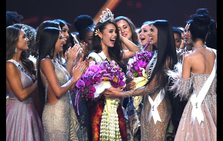 Catriona Gray, de Filipinas (c) reacciona luego de ser coronada como Miss Universo 2018 en Bangkok, el 17 de diciembre. AFP/L. Suwanrumpha