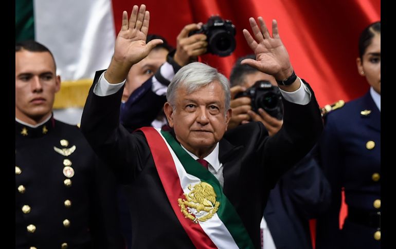 Andrés Manuel López Obrador saluda tras tomar protesta como Presidente de México ante el Congreso de la Unión, el 1 de diciembre, en Ciudad de México. AFP/A. Estrella