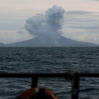 Volcán indonesio Anak Krakatoa pierde dos tercios de su altura