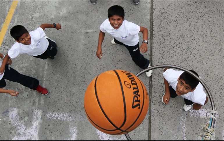 Expertos destacan la capacidad de coordinación ojo-mano de los basquetbolistas en comparación al grupo de sujetos sedentarios. NTX / ARCHIVO