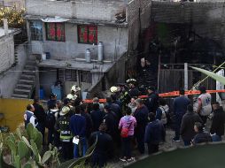 En la casa ubicada al fondo de un callejón, gente rezó por los menores. SUN / ARCHIVO